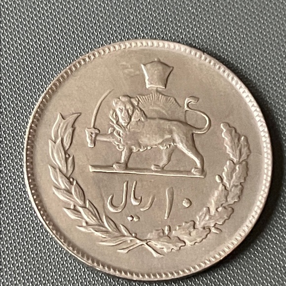 Iranian 20 Rials coin featuring Mohammad Reza Pahlavi - Picture 2 of 2